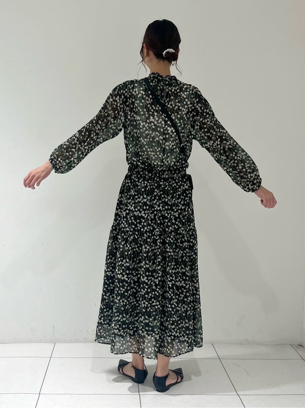 shioriさんの「INDIVI｜【秋映え柄/セットアップ可能】フラワーシフォンブラウス」を使ったコーディネート