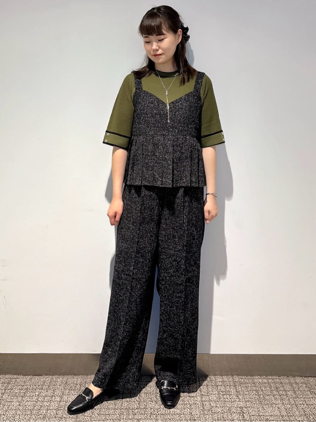 みーさんの「grove｜【2点SET/体型カバー】夏から秋まで着まわせる！プリーツビスチェセットアップ」を使ったコーディネート