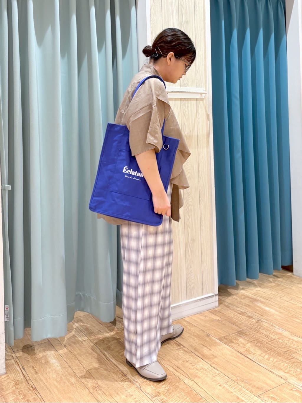 砂糖さんの「SHOO･LA･RUE｜【洗える/S-LL】大きめのフリルが印象的 デザインブラウス」を使ったコーディネート