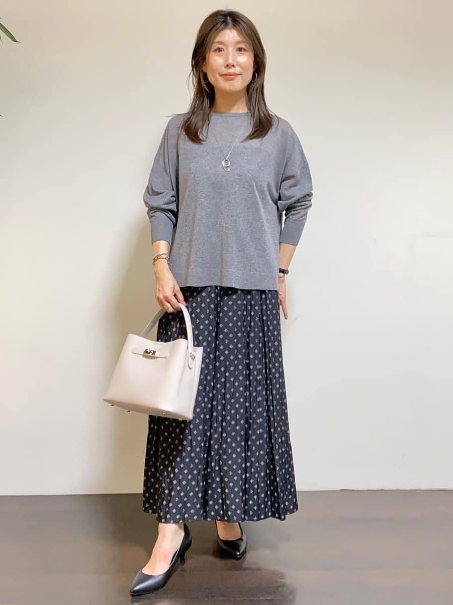 tomoさんの「UNTITLED｜【セットアップ可/リラクシー/通勤】スクエアジオメ柄ブラウス」を使ったコーディネート