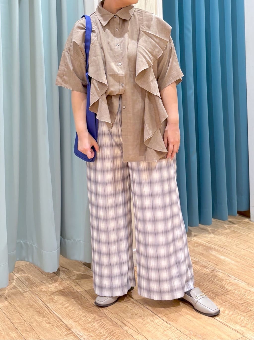 砂糖さんの「SHOO･LA･RUE｜【洗える/S-LL】大きめのフリルが印象的 デザインブラウス」を使ったコーディネート
