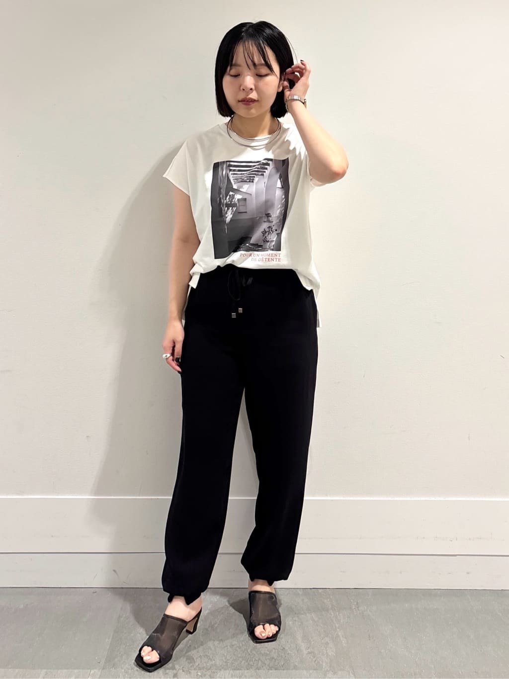 モエカさんの「UNTITLED｜【吸水速乾/ウエストゴム】バックサテン ジョグパンツ」を使ったコーディネート
