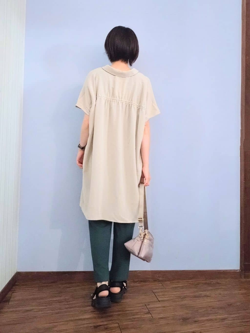 miomioさんの「SHOO･LA･RUE｜【S-LL/体型カバー】さらりとしたタッチが心地よい バックギャザーブラウス」を使ったコーディネート