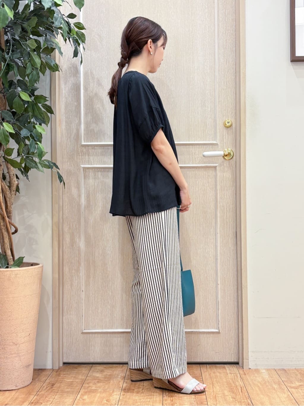 なみさんの「SHOO･LA･RUE｜【S-LL/2点セット】リボン使いがアクセント はしごレースブラウス＋タンクトップ」を使ったコーディネート