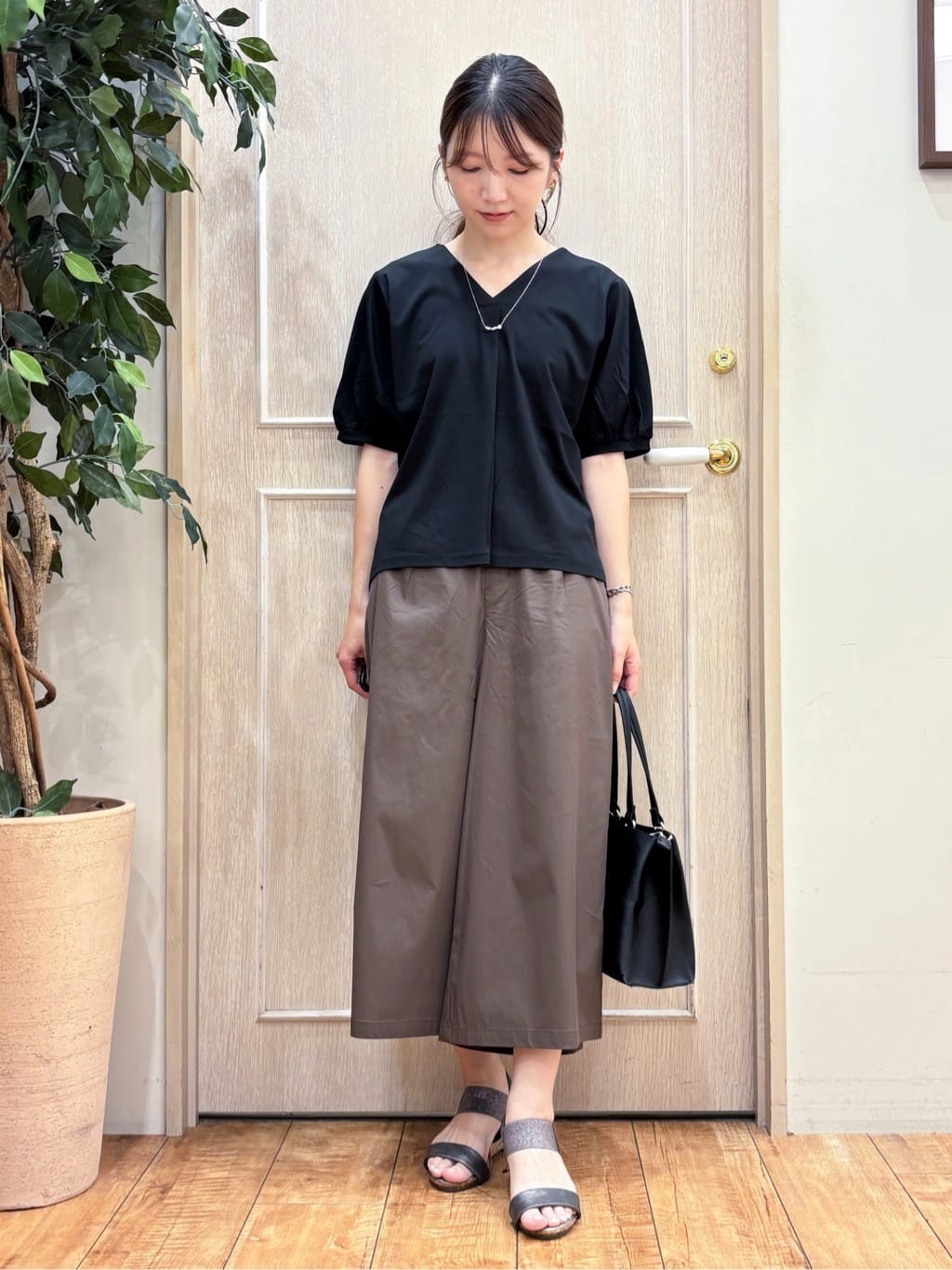 なみさんの「SHOO･LA･RUE｜【S-LL/ひんやり/UV】スキッパーネックで女性らしい きれい見えトップス」を使ったコーディネート