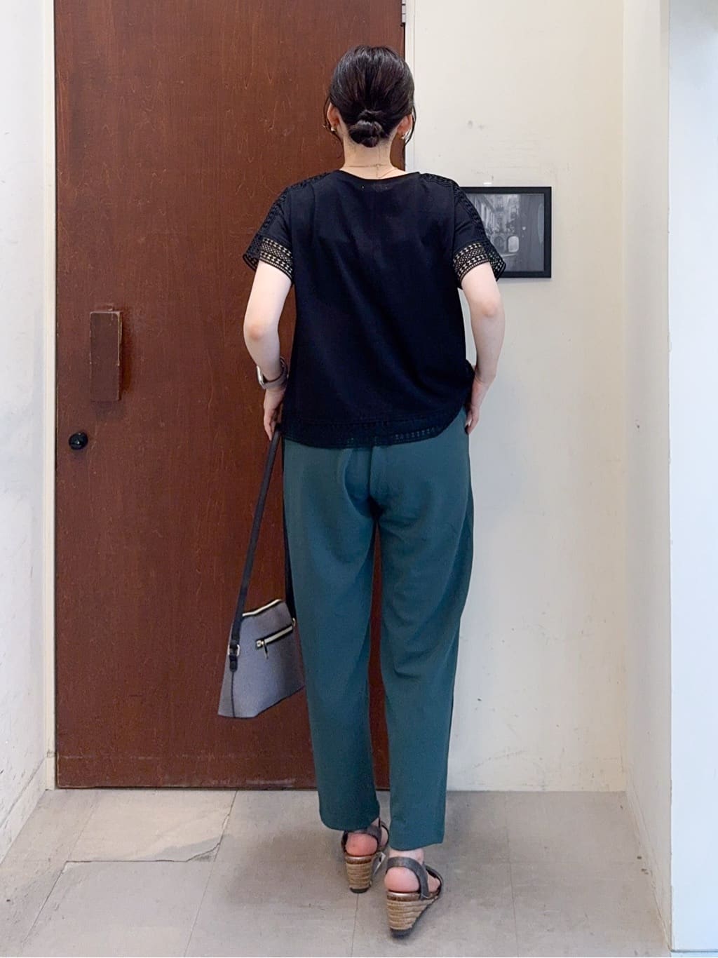 𝐇𝐢𝐫𝐨𝐦𝐢さんの「SHOO･LA･RUE｜【S-LL/ひんやり】インせず決まる 楽してきれいなレース付きトップス」を使ったコーディネート