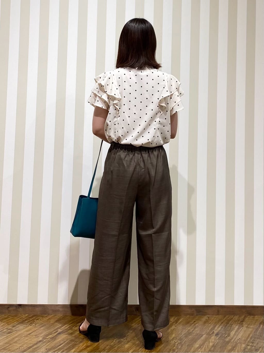 SAOさんの「SHOO･LA･RUE｜【無地/ドット柄】お袖フリルが華やぐ きれいめブラウス」を使ったコーディネート