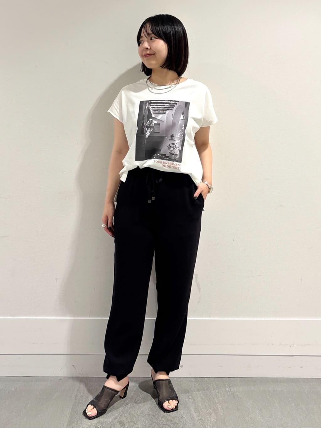 モエカさんの「UNTITLED｜【吸水速乾/ウエストゴム】バックサテン ジョグパンツ」を使ったコーディネート