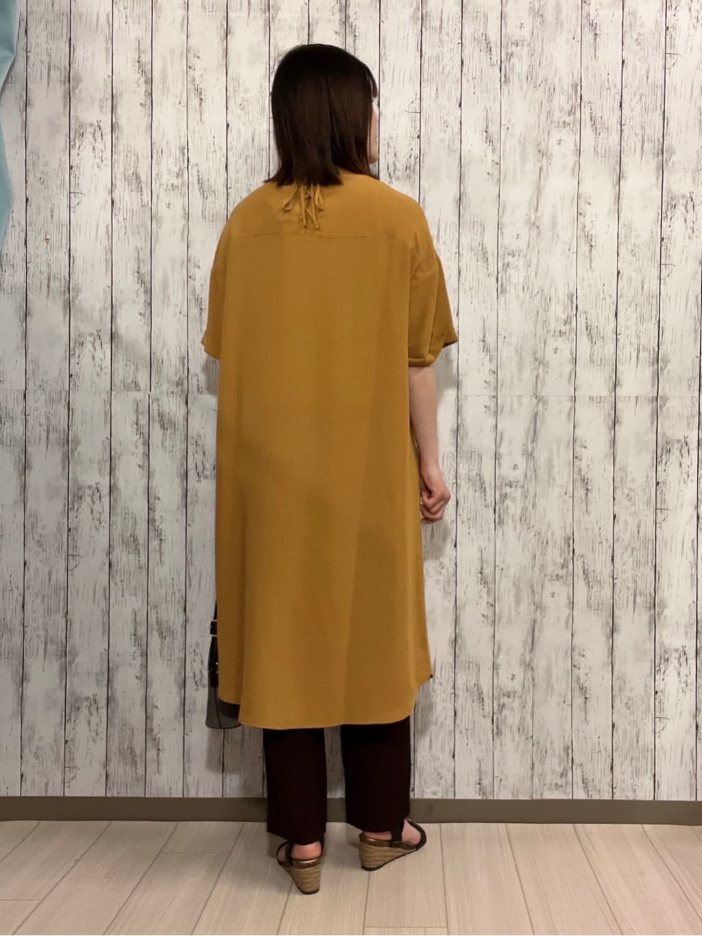 シカさんの「SHOO･LA･RUE｜【S-LL/洗濯後しわになりにくい/体型カバー】後ろ姿もサマになる バックレースアップチュニック」を使ったコーディネート