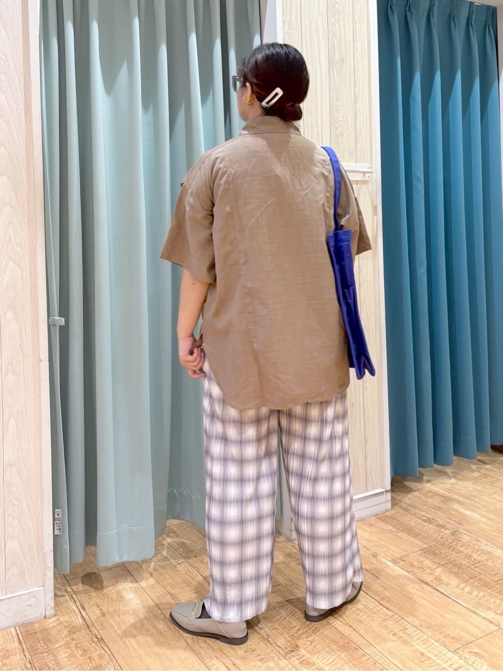 砂糖さんの「SHOO･LA･RUE｜【洗える/S-LL】大きめのフリルが印象的 デザインブラウス」を使ったコーディネート