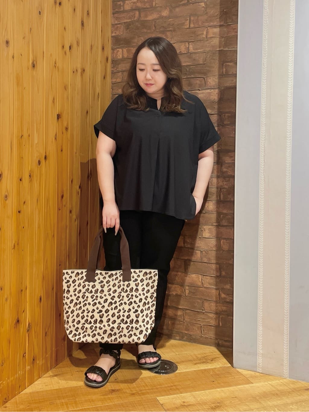 Risaさんの「SHOO･LA･RUE｜【S-LL】さらりとしたタッチが上品見え ワンボタンデザイン トップス」を使ったコーディネート