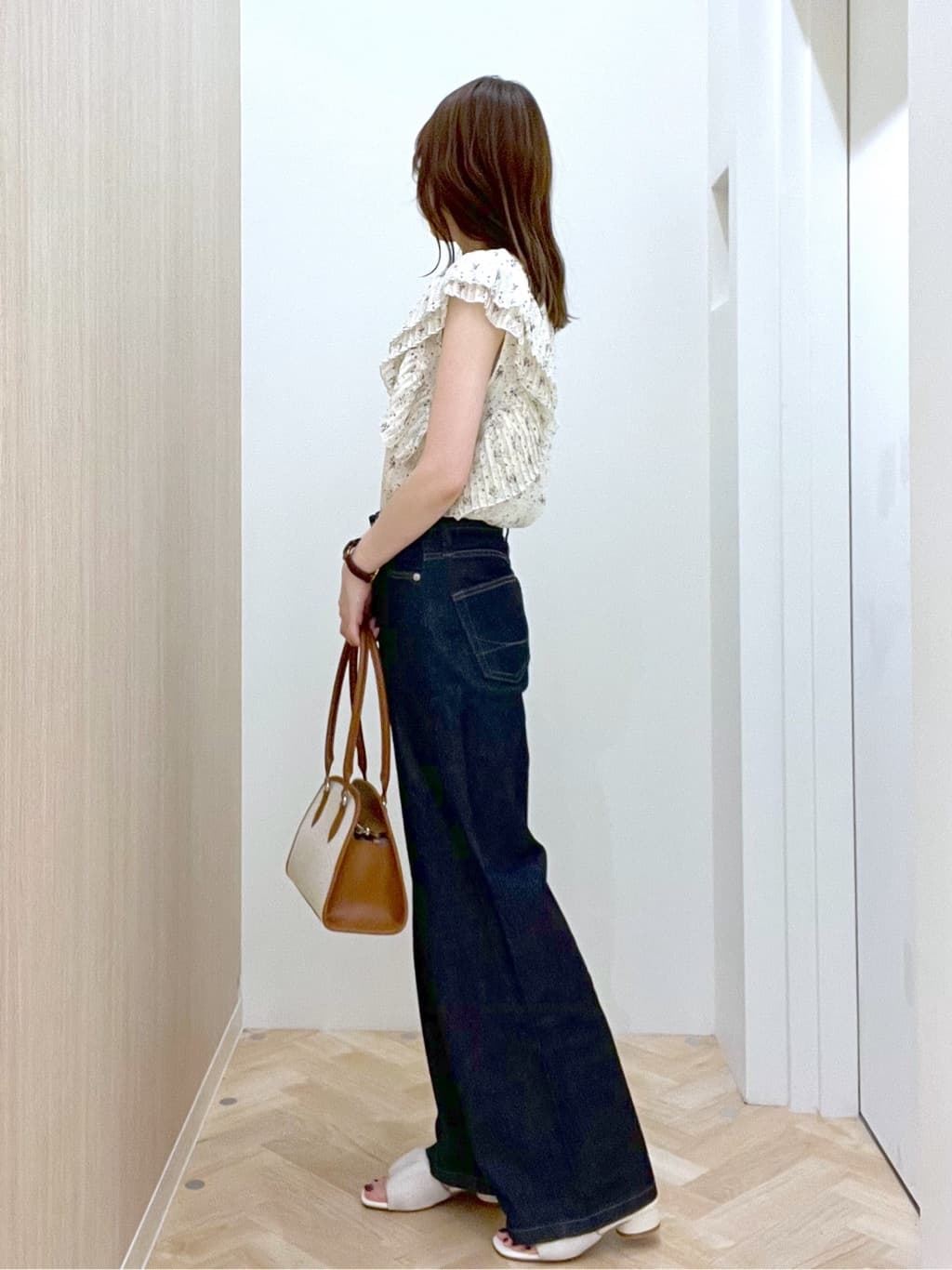  おまつさんの「grove｜【SOMETHING&times;grove別注】LISAWIDE DENIM PANTS」を使ったコーディネート