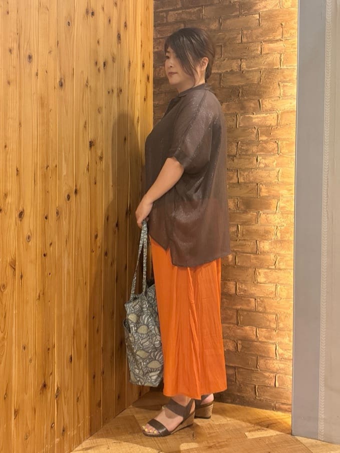 ゆかぴさんの「SHOO･LA･RUE｜大人のシアー感 ラメが華やかな楊柳ポンチョシャツ」を使ったコーディネート