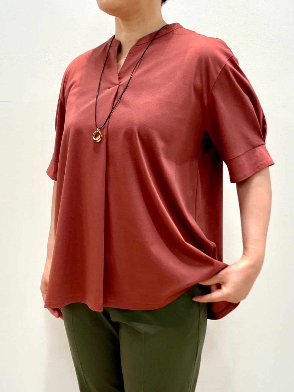oharaさんの「Reflect｜【すっきり見え！長め丈／マシンウォッシュ可】スキッパーネックジャージトップス」を使ったコーディネート