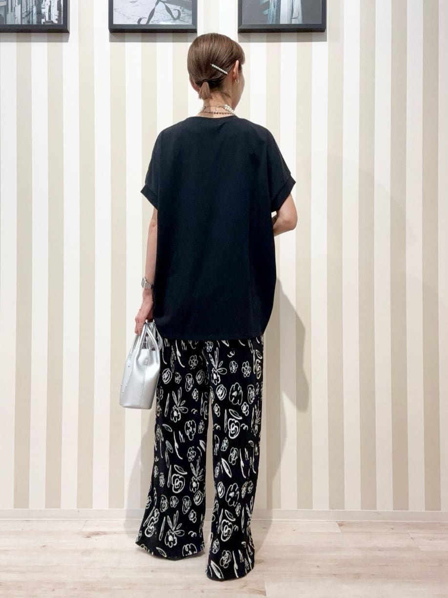 まつこさんの「SHOO･LA･RUE｜【S-LL/汗ジミ軽減/ひんやり/UV】体型カバーに タック入りドルマントップス」を使ったコーディネート