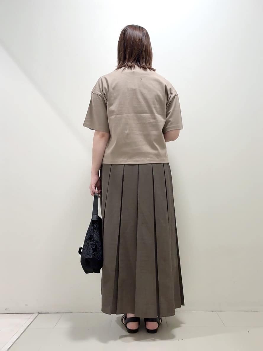 YUIさんの「UNTITLED｜【コットン100/ゆったり/ショート丈/洗える】ベロアロゴTシャツ」を使ったコーディネート