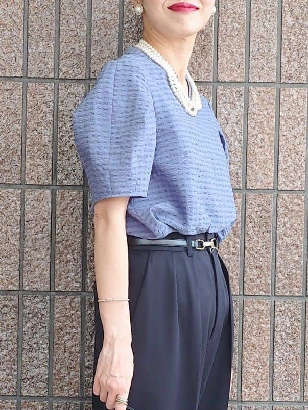 MUTSUKOさんの「UNTITLED｜【吸水速乾/ストレッチ/Vネック】フォルムスリーブ ブラウス」を使ったコーディネート