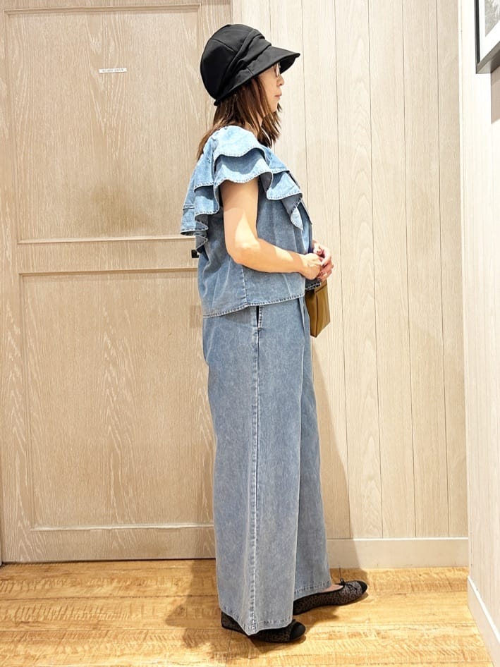 yukaさんの「SHOO･LA･RUE｜【セットアップ可/前後2WAY/オフショル2WAY】着こなしを楽しめる デニムフリルブラウス」を使ったコーディネート