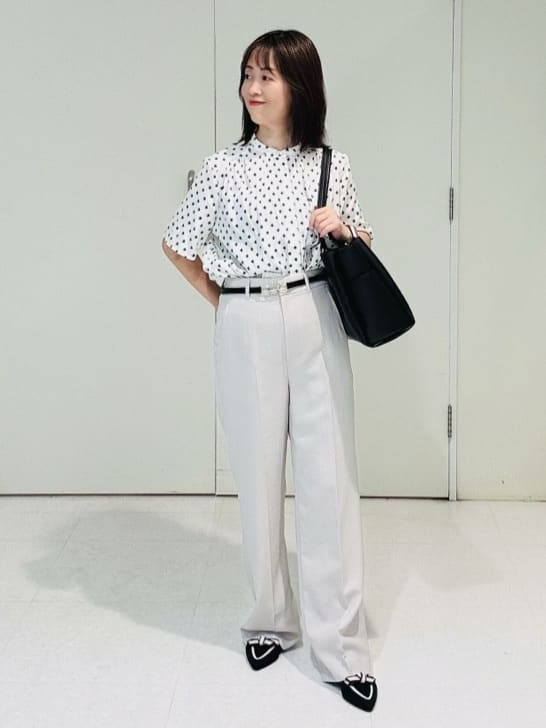 makiさんの「UNTITLED｜【セットアップ可/リラクシー/通勤】スクエアジオメ柄ブラウス」を使ったコーディネート