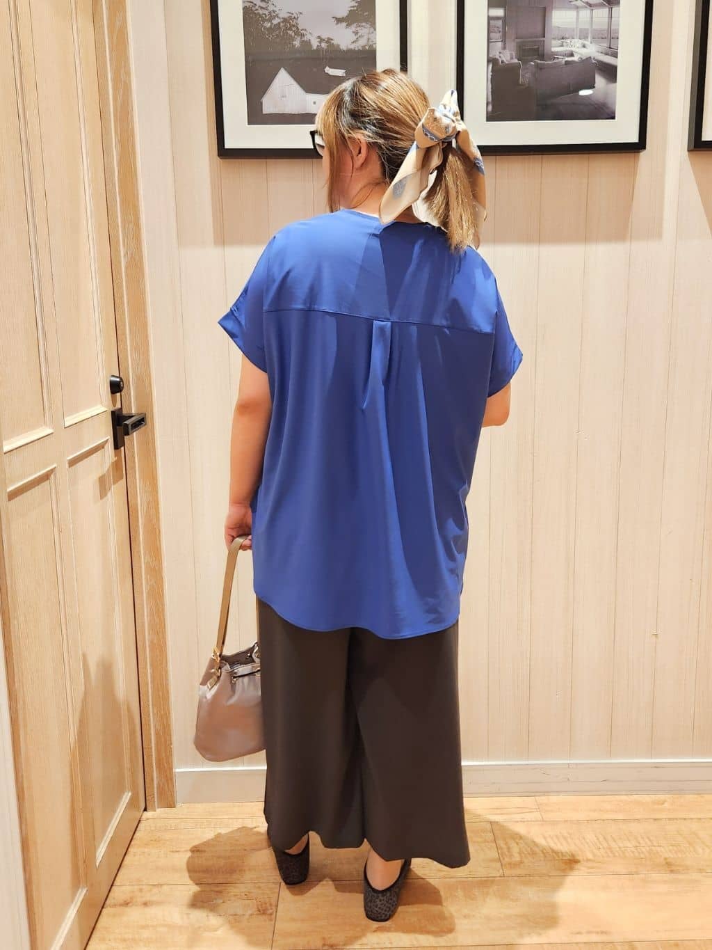れーやんさんの「SHOO･LA･RUE｜【S-LL】さらりとしたタッチが上品見え ワンボタンデザイン トップス」を使ったコーディネート