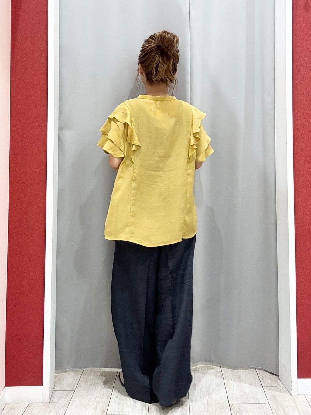 shioさんの「SHOO･LA･RUE｜【無地/ドット柄】お袖フリルが華やぐ きれいめブラウス」を使ったコーディネート