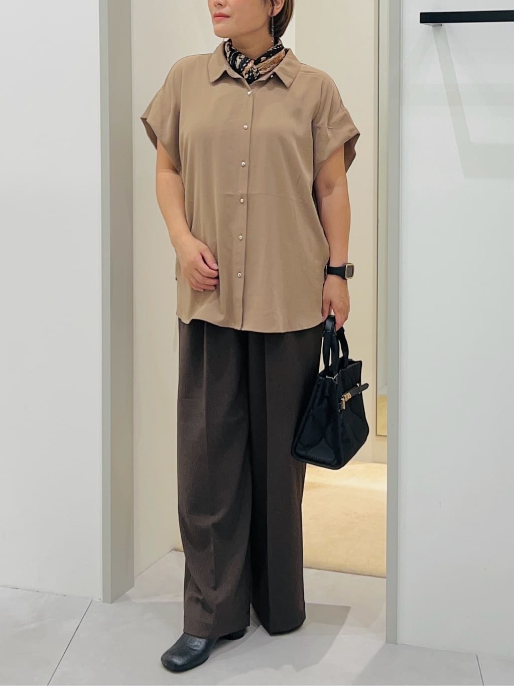 タナさんの「THE SHOP TK｜コットンライクブラウス【接触冷感/洗濯機OK/UV/セットアップ可】」を使ったコーディネート