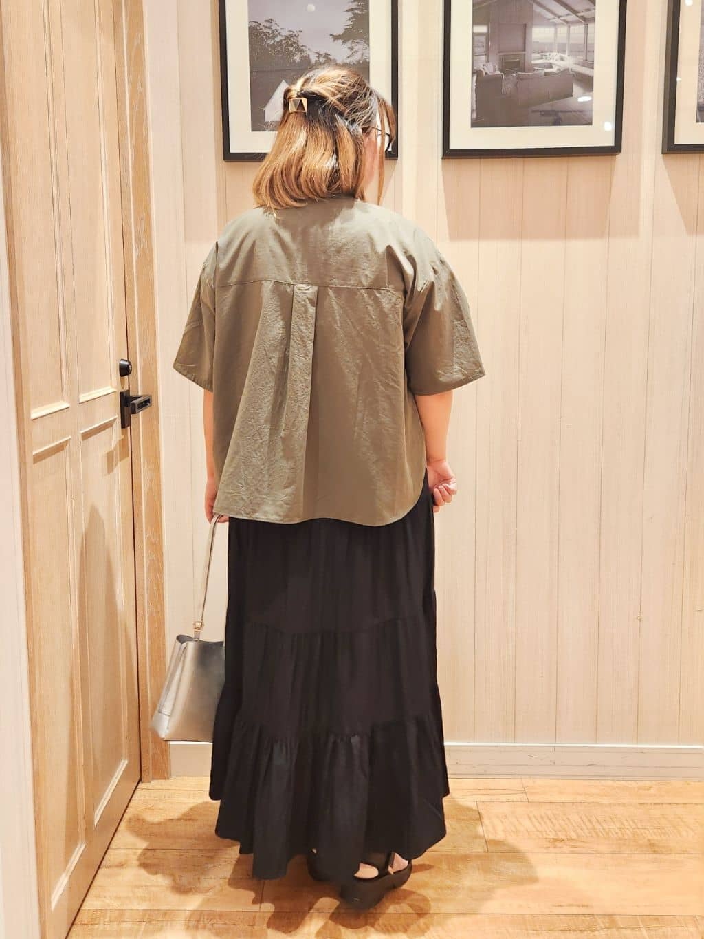 れーやんさんの「SHOO･LA･RUE｜【S-LL/汗ジミ軽減/ひんやり/UV】体型カバーに タック入りドルマントップス」を使ったコーディネート