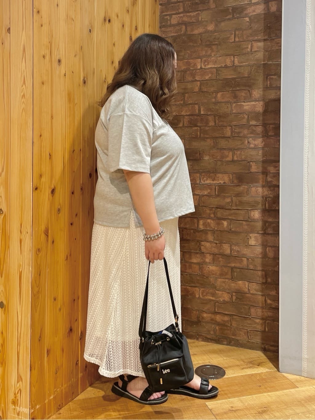 Risaさんの「SHOO･LA･RUE｜【洗える】Vネックですっきり見え ロゴトップス」を使ったコーディネート