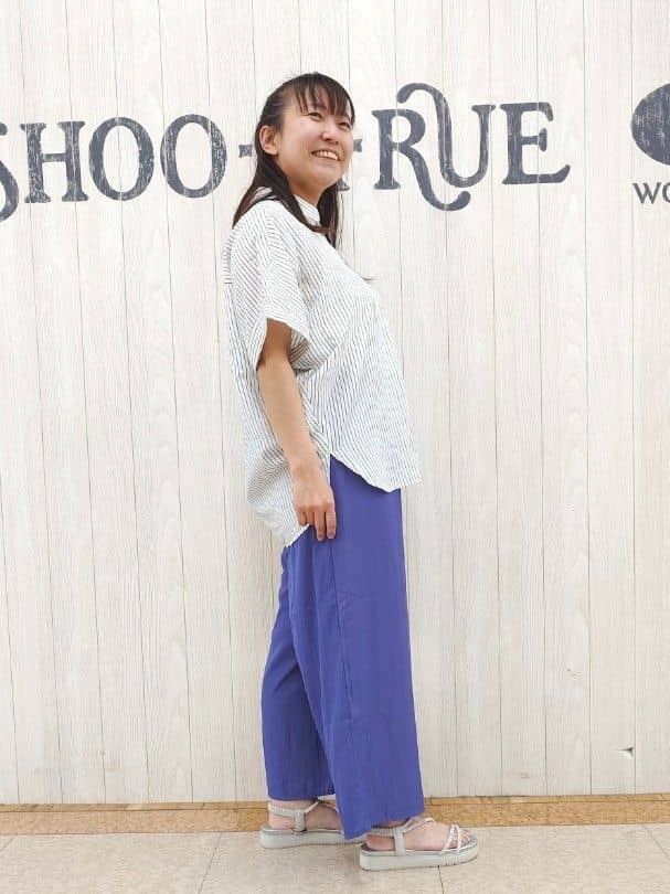 とろろさんの「SHOO･LA･RUE｜【S-LL/UV/接触冷感/抗菌防臭】体型を自然にカバー フレンチリネンブレンド襟付ドルマンシャツ」を使ったコーディネート