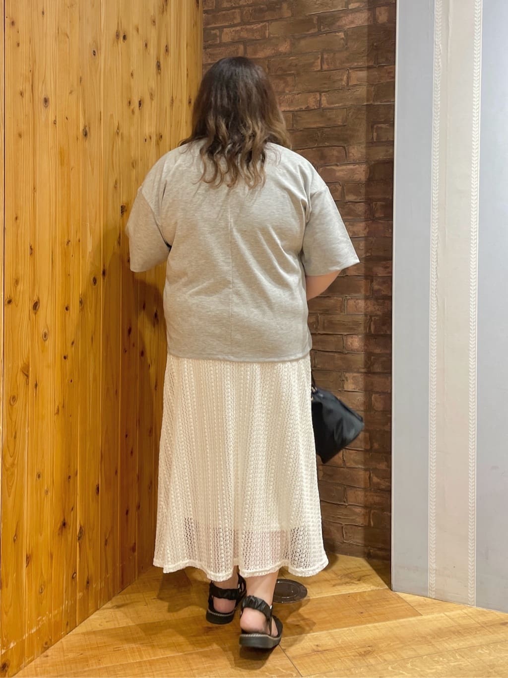 Risaさんの「SHOO･LA･RUE｜【洗える】Vネックですっきり見え ロゴトップス」を使ったコーディネート