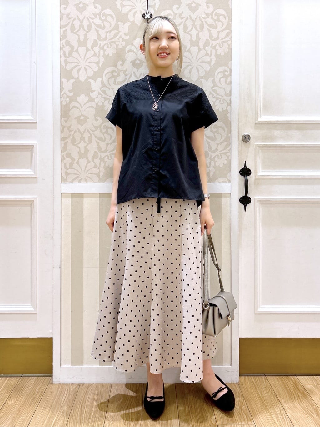 望 愛さんの「grove｜涼やかさと上品さを兼ね備えた　レースシャツブラウス」を使ったコーディネート