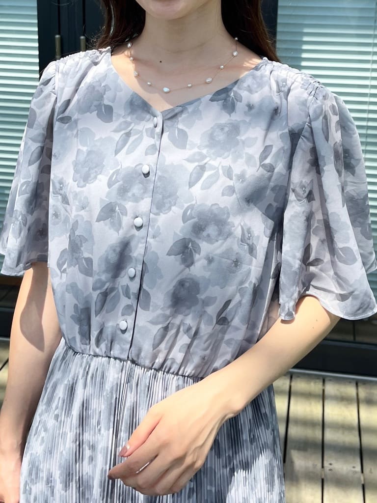 はばさんの「Couture brooch｜【二の腕カバー・楽ちん・通勤】シフォンプリーツワンピース」を使ったコーディネート
