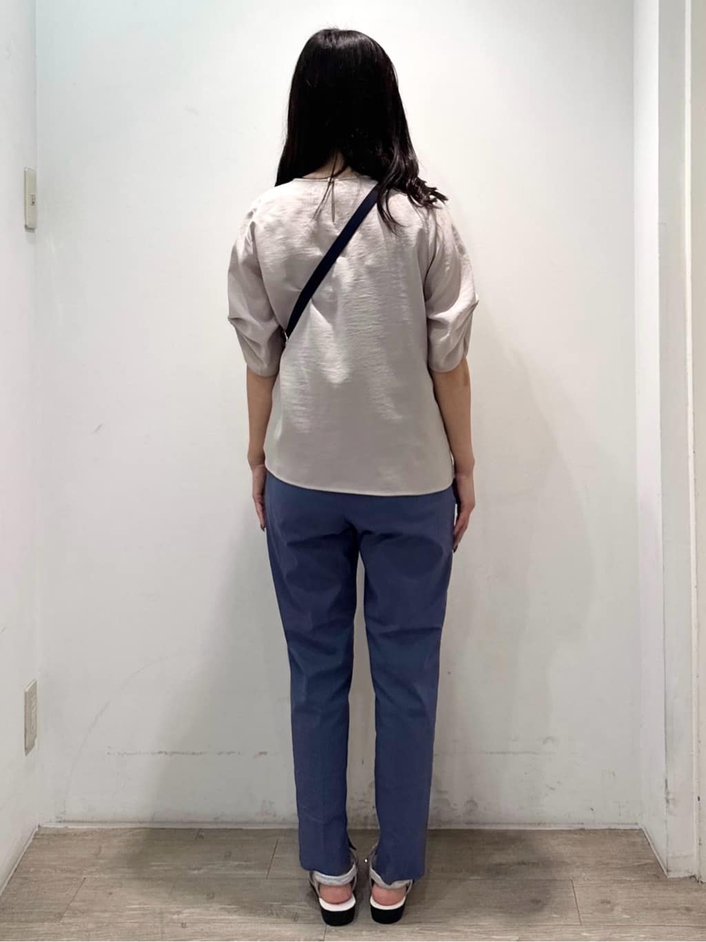 yuicciさんの「OPAQUE.CLIP｜リネンライクキーネックタックスリーブブラウス【洗濯機洗い可／吸水速乾／接触冷感】」を使ったコーディネート