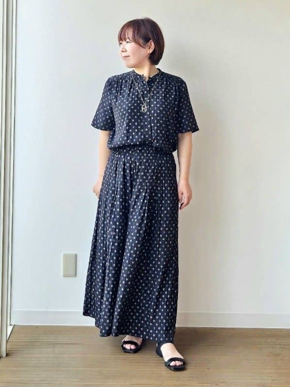 やじまさんの「UNTITLED｜【セットアップ可/リラクシー/通勤】スクエアジオメ柄ブラウス」を使ったコーディネート