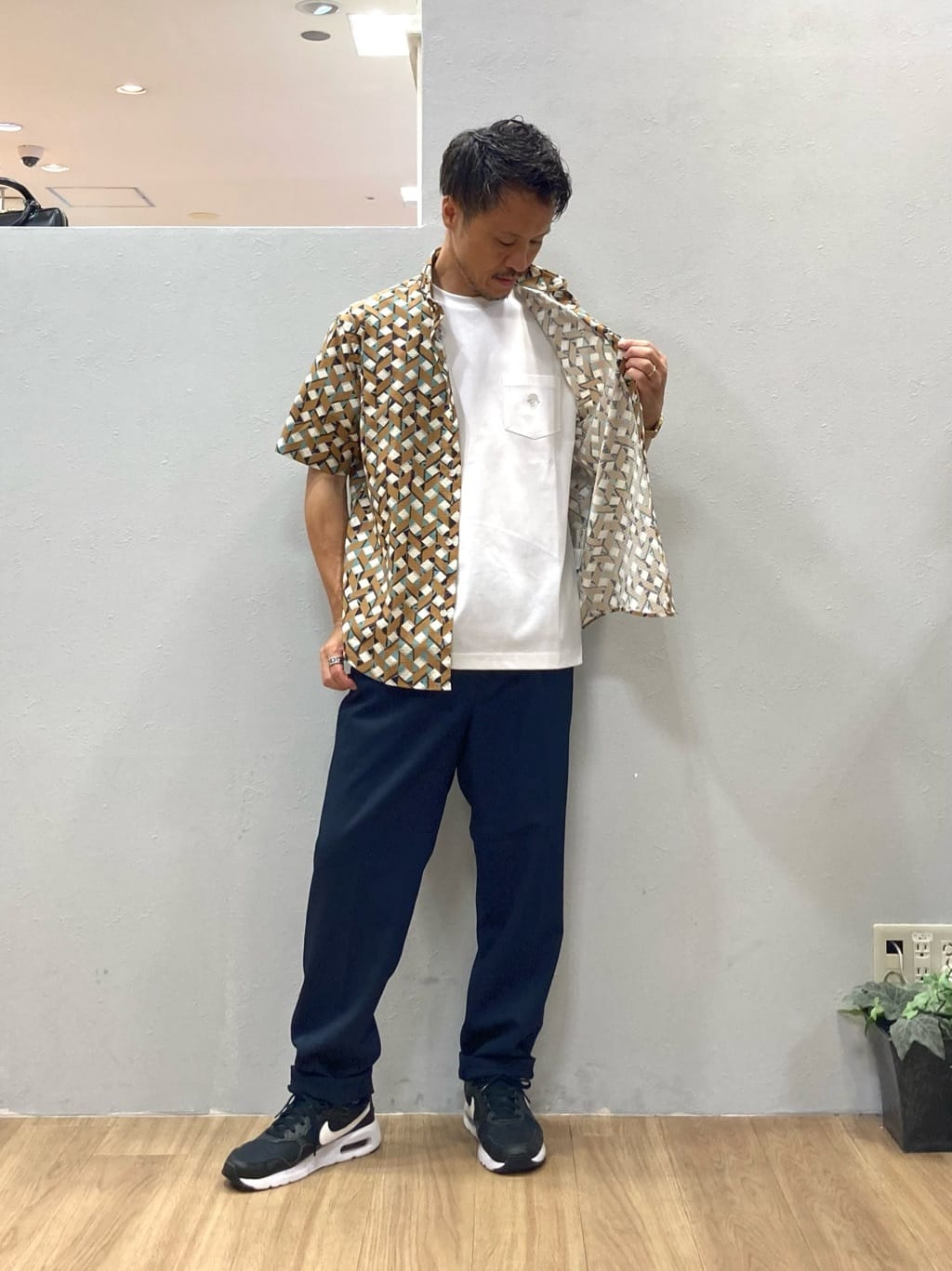 シュンさんの「TAKEO KIKUCHI｜【COOL CITY WEAR】籠目アート柄 サッカーシャツ /通気性」を使ったコーディネート
