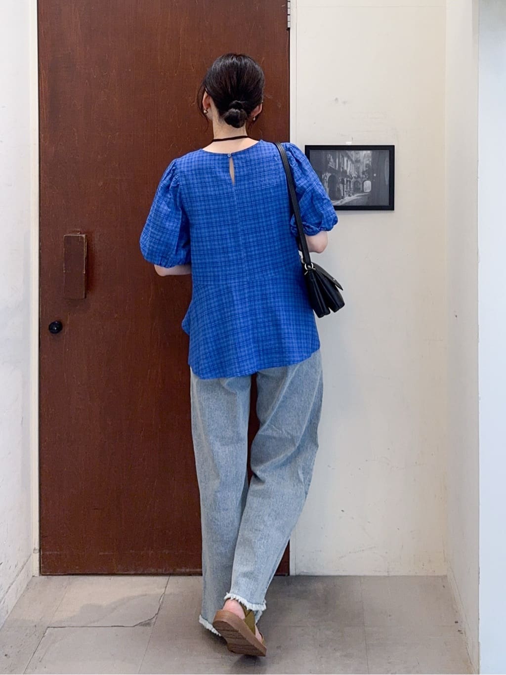 𝐇𝐢𝐫𝐨𝐦𝐢さんの「SHOO･LA･RUE｜【S-LL/裏ひんやり/ストレッチ】ワイドストレートデニムパンツ」を使ったコーディネート