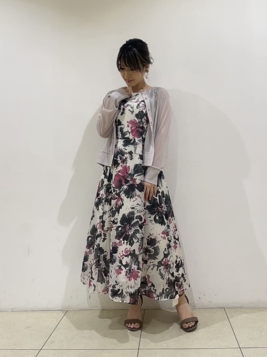 watanabeさんの「UNTITLED｜【シアー/エレガント/花柄/夏ワンピ】ペイントフラワーワンピース」を使ったコーディネート