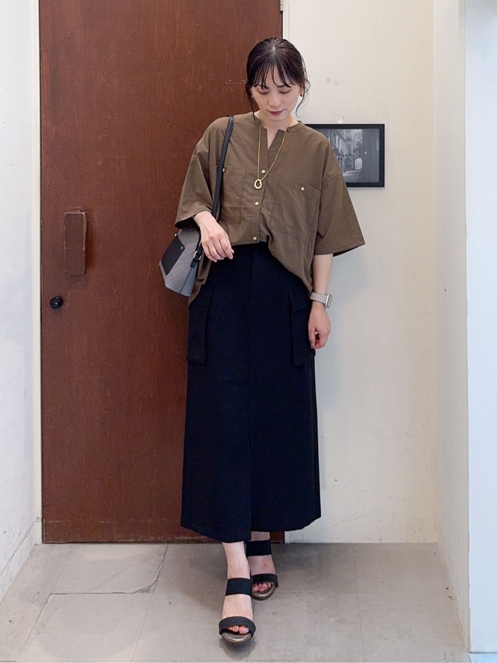 𝐇𝐢𝐫𝐨𝐦𝐢さんの「SHOO･LA･RUE｜【S-LL】大人のきれいめカジュアルに 麻調カーゴナロースカート」を使ったコーディネート