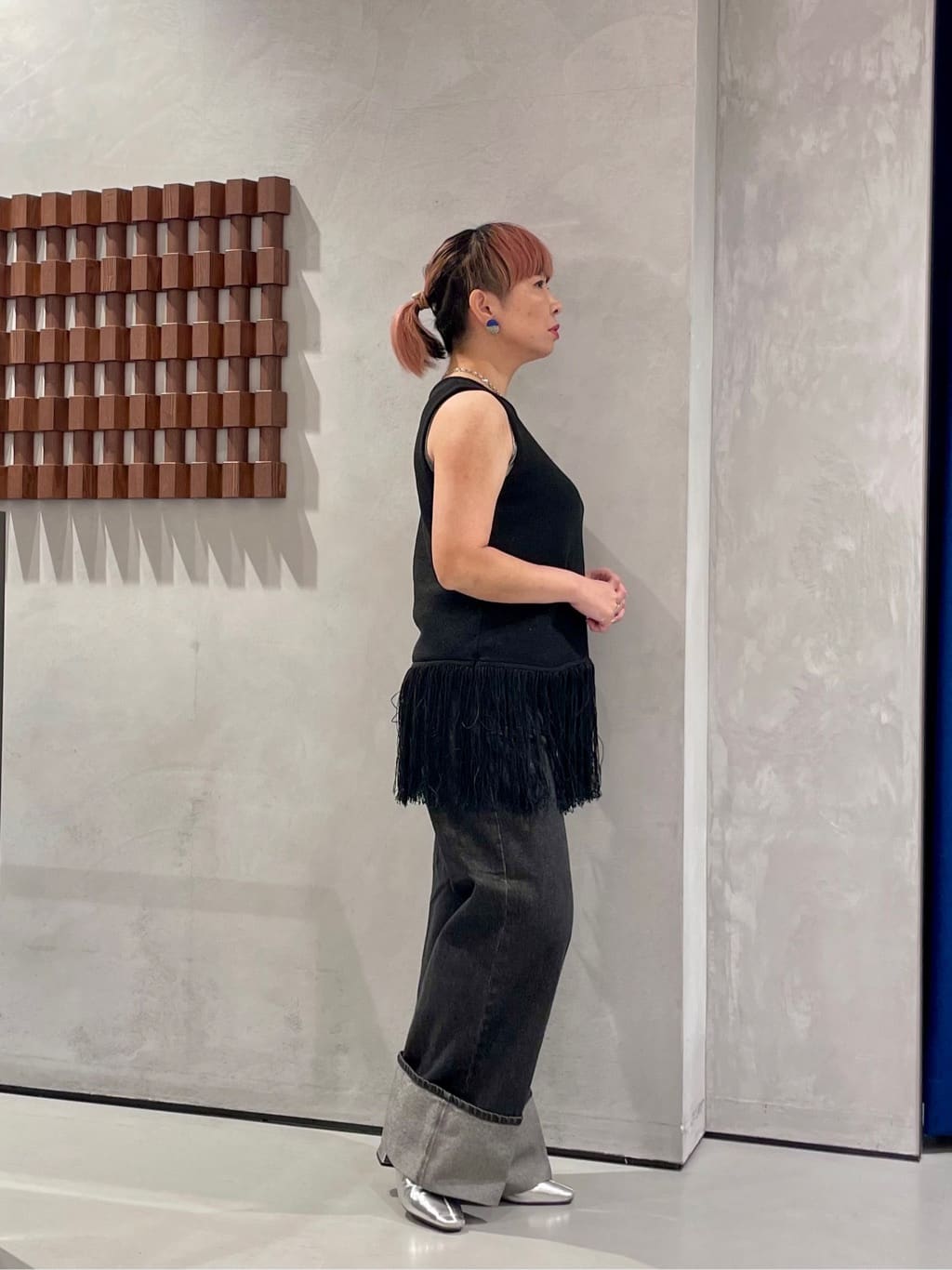 KOUさんの「INDIVI｜スリーブレスフリンジニット」を使ったコーディネート