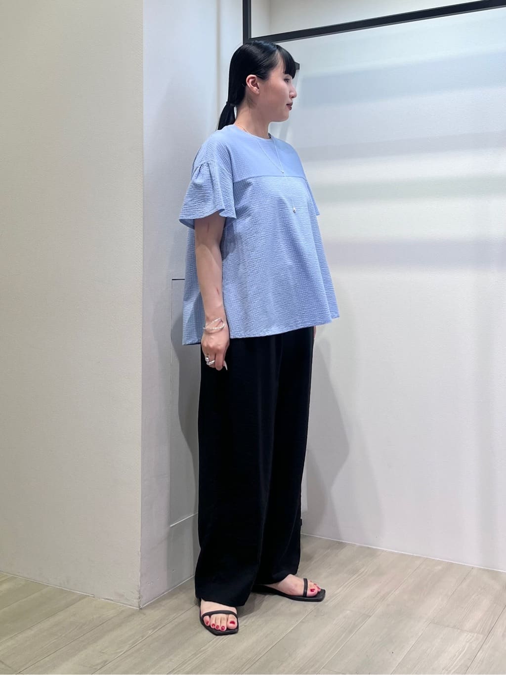 hasuさんの「INDIVI｜【洗える／UVケア／SETUP可能】ドロストワイドパンツ」を使ったコーディネート