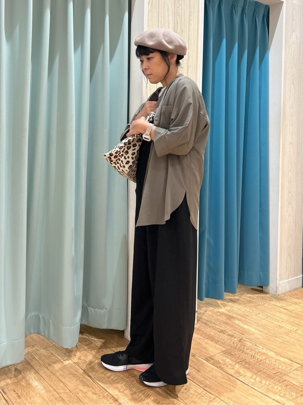 わかさんの「SHOO･LA･RUE｜【S-LL/洗濯後しわになりにくい】コットン風 前あきドルマンブラウス」を使ったコーディネート