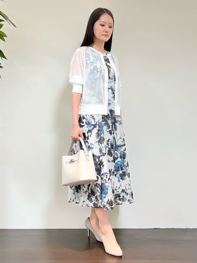 カレンさんの「UNTITLED｜【シアー/エレガント/花柄/夏ワンピ】ペイントフラワーワンピース」を使ったコーディネート