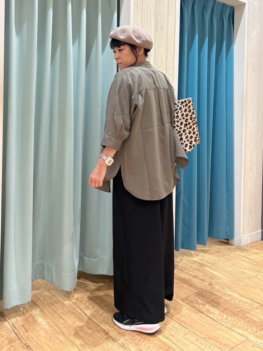わかさんの「SHOO･LA･RUE｜【S-LL/洗濯後しわになりにくい】コットン風 前あきドルマンブラウス」を使ったコーディネート