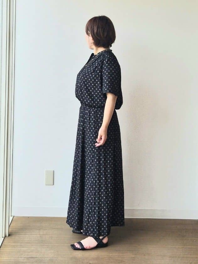 やじまさんの「UNTITLED｜【セットアップ可/リラクシー/通勤】スクエアジオメ柄ブラウス」を使ったコーディネート