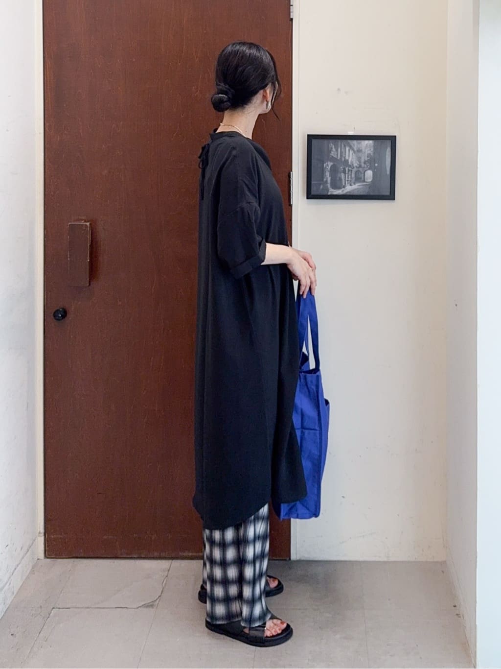 𝐇𝐢𝐫𝐨𝐦𝐢さんの「SHOO･LA･RUE｜【S-LL/洗濯後しわになりにくい/体型カバー】後ろ姿もサマになる バックレースアップチュニック」を使ったコーディネート