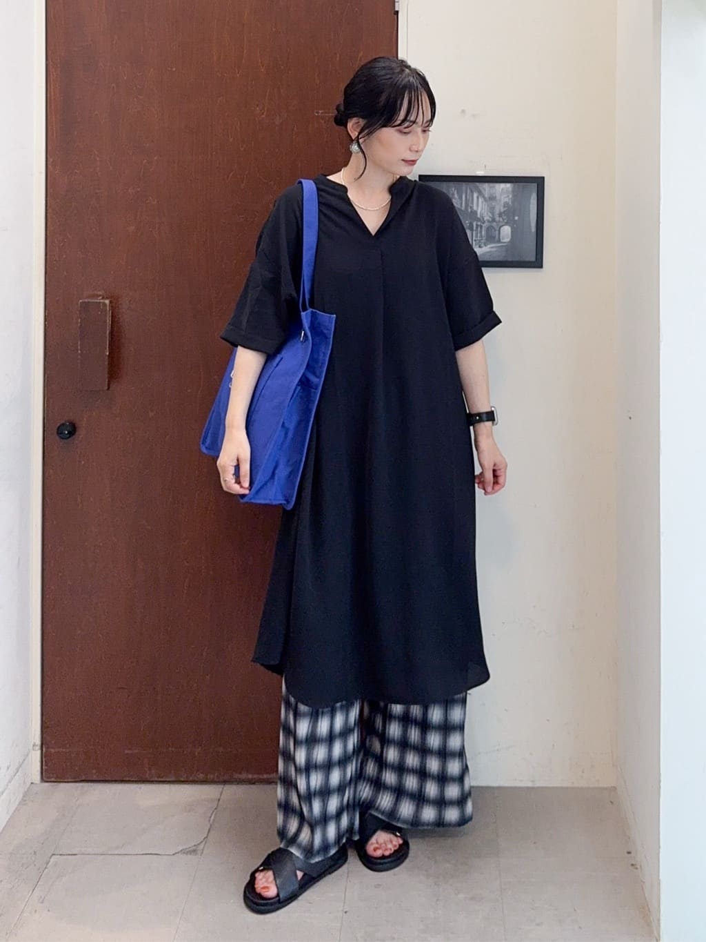 𝐇𝐢𝐫𝐨𝐦𝐢さんの「SHOO･LA･RUE｜【S-LL/洗濯後しわになりにくい/体型カバー】後ろ姿もサマになる バックレースアップチュニック」を使ったコーディネート