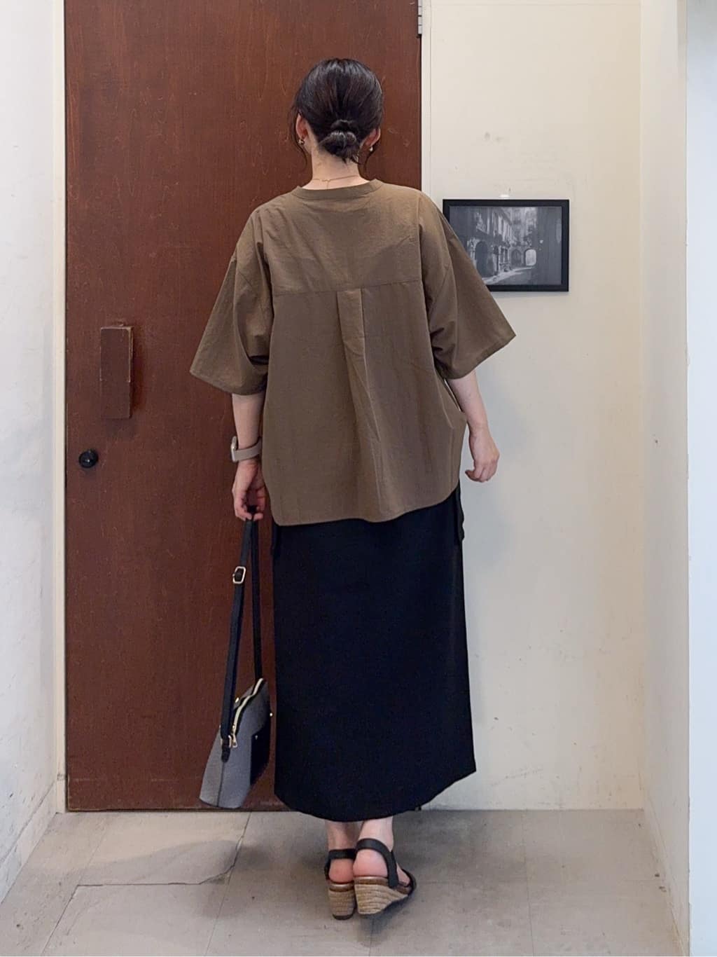 𝐇𝐢𝐫𝐨𝐦𝐢さんの「SHOO･LA･RUE｜【S-LL】大人のきれいめカジュアルに 麻調カーゴナロースカート」を使ったコーディネート