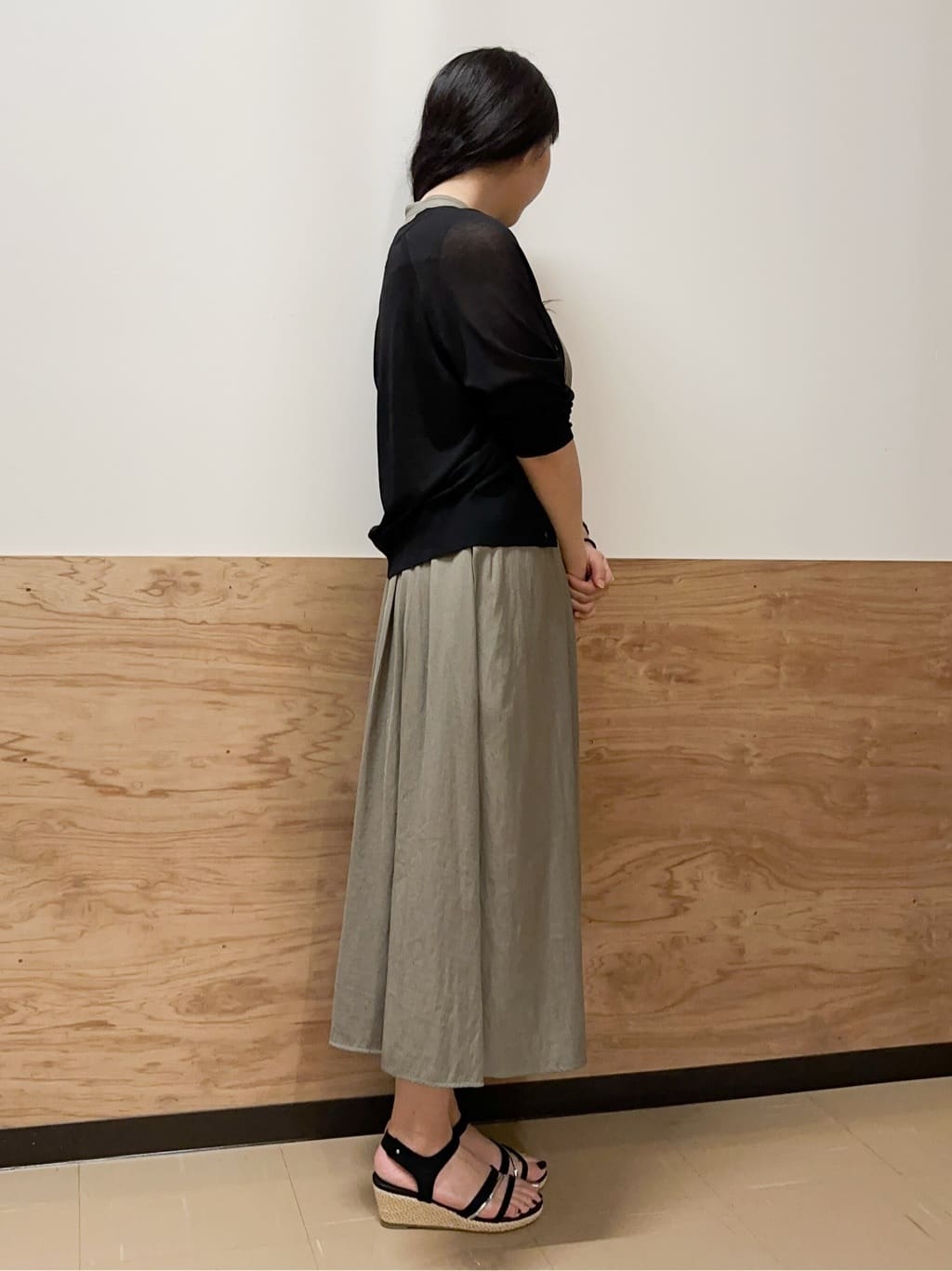 すーさんの「grove｜さっと二の腕カバー　大人な抜け感シアーラグランVネックカーデ」を使ったコーディネート