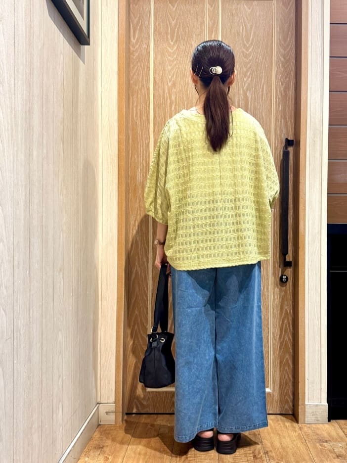 KAORIさんの「SHOO･LA･RUE｜【S-LL】涼やかで好印象 シアーチェック ドルマントップス」を使ったコーディネート