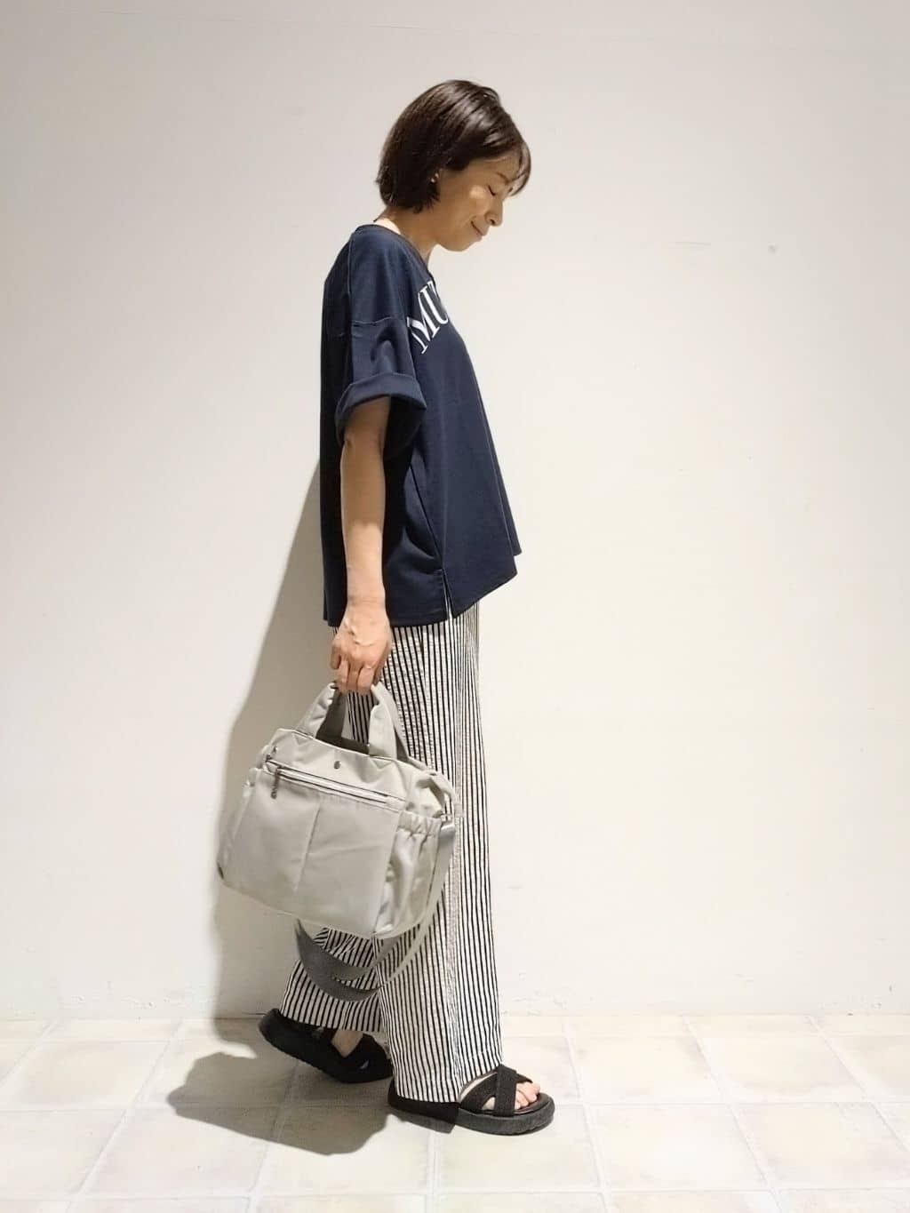 miomioさんの「SHOO･LA･RUE｜【洗える】Vネックですっきり見え ロゴトップス」を使ったコーディネート
